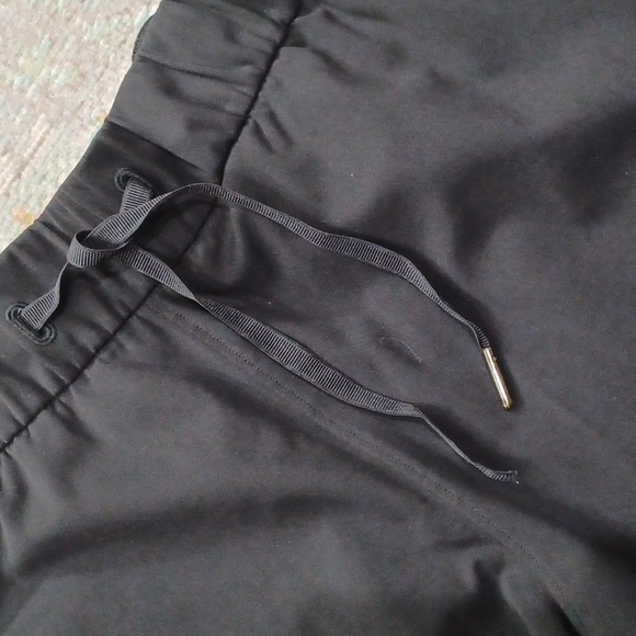 Lululemon On The Fly Short - Picture 4 of 9